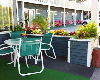 Colonial Inn Ellsworth - Ellsworth - Patio