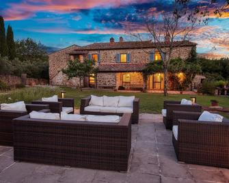 Holiday Villa with panoramic pool in the hills of Tuscany. - Badia Agnano - Patio