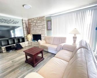 Disneyland Town Vacation Home Near Disney - Midway City - Sala de estar