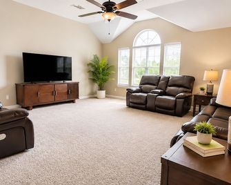 The Parkwood Retreat, Gazebo, Firepit & Work Stay - Corinth - Living room