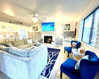 Relaxseaside Retreat~2 Minutes To Pismo Beach - Grover Beach - Living room