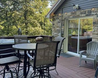 Secluded, pet friendly, fishing, hot tub, Wi-Fi! - Carrollton - Patio