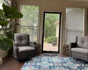 Two bedroom cottage on 8 acres with amazing views. - Paris - Living room