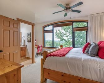Escape to the Canadiana Cabin, True Ski In/Ski Out with Private Hot Tub - Kimberley - Slaapkamer