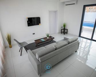 Modern 2 Bedroom Villa With Pool, Ocean Vista, Wifi, Ac, And Enhanced Safety - Prampram - Living room