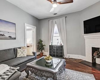 Spacious & Bright Park Side 2bdr Downtown Victorian District - Savannah - Living room