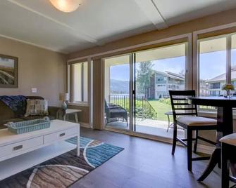 Downtown Sandpoint Lakeside Condo - Sandpoint - Living room