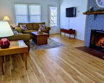 Riverside cottage, minutes from historic Harpers Ferry! Private river access! - Harpers Ferry - Living room