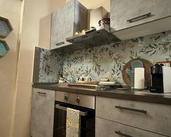 Antica Residenza del Corso Viterbo appartamento Vittorio Emanuele - Viterbo - Cocina