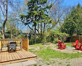 5 min to Agawa Train | Cozy Oasis w/Firepit & Deck - Sault Ste Marie - Patio