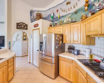 Casa Vista' Bullhead City Home w/ Patio + View! - Bullhead City - Kitchen