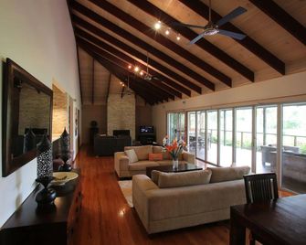 Lake Weyba Cottages Noosa - חוף פרגיאן - סלון