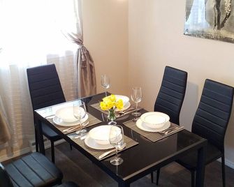 Yellow Pine House, 3 Bedroom King-Queen - Cut Bank - Dining room