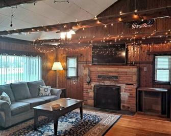 Rustic Retreat Cottage sleeps 6 with a lake view! - Lexington - Sala de estar