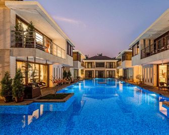 Staymaster Aqua Sol | Luxury Pool Villas Goa - Vagator - Bazén