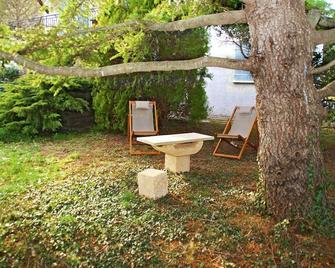 Gîte \'Le Grand Cèdre\': Green surroundings near Nîmes Pont-du-Gard Avignon - Lédenon - Patio