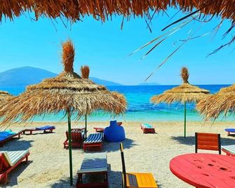 Regina Blu - Radhimë - Beach