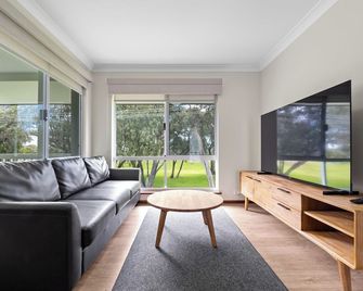 Mandalay Holiday Resort and Tourist Park - Busselton - Wohnzimmer