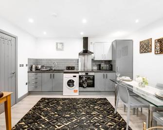 Neat Apartment in Bradford City - Bradford - Kitchen