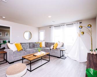 Contemporary 4-Bedroom Retreat! Lackland Afb - San Antonio - Bedroom