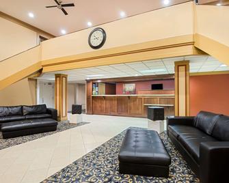 Days Inn by Wyndham Fremont - Fremont - Sala de estar