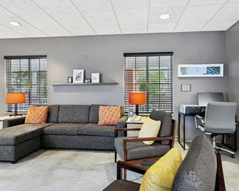 Country Inn & Suites by Radisson, Covington, LA - Covington - Living room