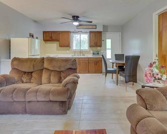 Cozy Youngstown Apartment with Central AandC and Heating - Youngstown - Living room