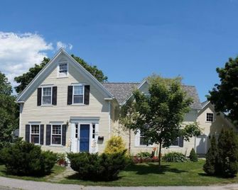 Camden Harbor ; bright,clean, comfortable, convenient - Camden - Building