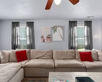 Cozy 2brnear Ucmkingbeds|family Friendly - Warrensburg - Вітальня