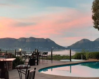 La Montagne Guest Lodge - Hartbeespoort - Басейн