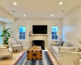 Designer West La Mid-Century Modern Home 4bed/3bath, Yard, Parking, Cold Plunge - Los Angeles - Salon