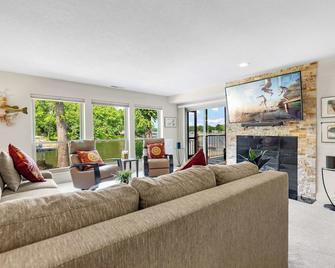 Carefree Tranquility at the Lake Waterfront Stay for 4 With Resort Amenities - Sunrise Beach - Living room