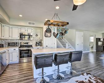 Pet-Friendly Glendale Home with Pool, Near Golfing - Glendale - Kuchnia