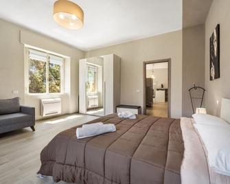 Holiday Home 'Appartamento Elegante Carbonia' with Balcony, Wi-Fi and Air Conditioning - Carbonia - Chambre