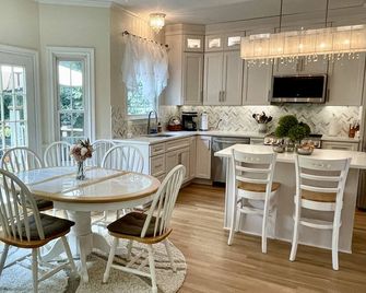 Your New Home Away From Home! Make Your Nashville Visit One You'll Never Forget! - Hendersonville - Dining room