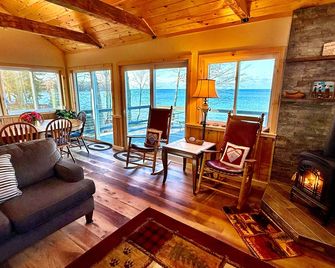 Lakefront Oak Cottage Hot Tub & Fire Pit - Sodus - Living room