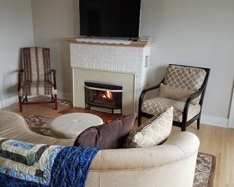 Beautiful Gem of a Home in Algoma Wisconsin - Algoma - Living room
