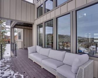 Spacious Utah Escape w/ Balcony & Mountain Views! - Brian Head - Living room