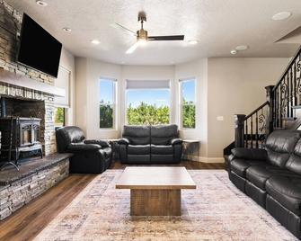 50 miles from Zions Park/Desert Oasis with hot-tub - Colorado City - Living room