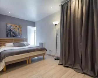 Historic Villefranche Penthouse, Steps to Beach - Villafranca - Camera da letto