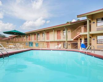 Days Inn by Wyndham Little Rock/Medical Center - Little Rock - Pool
