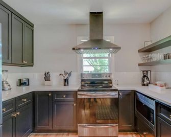 Lovely 3 Bedroom Home - Historic Franklin Quadplex - Franklin - Kitchen