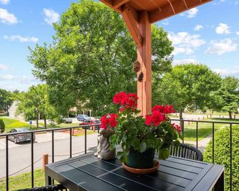 2BR Apt. Sunny & Open with Balcony, car port, pool, bikes - Portsmouth - Balcony