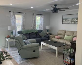 School Village Walk-in shower and jetted tub - Elizabethtown - Living room