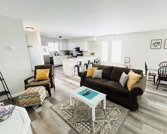 Highland Hideaway-Newly Remodeled! - Sheridan - Living room