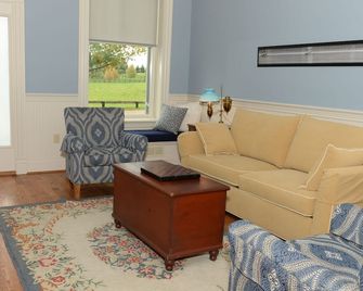 Renovated train station on thoroughbred horse farm. - Paris - Sala de estar