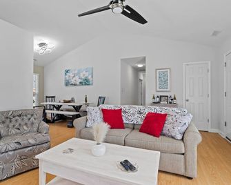 Charming 3-bedroom Home in Monroe with a Pool Table and Fire Pit, WiFi - Monroe - Wohnzimmer
