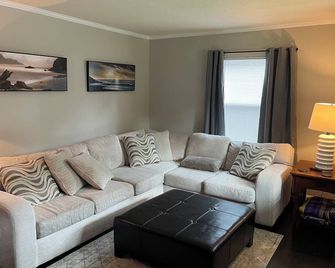 1.2 Miles from ECU Campus just off 10th, Fully equipped 3Bed / 2Bath House. - Greenville - Living room