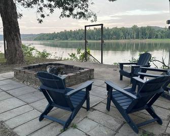 Welcome to Rivers Edge Retreat – Your Serene Escape on the Osage River - Jefferson City - Patio