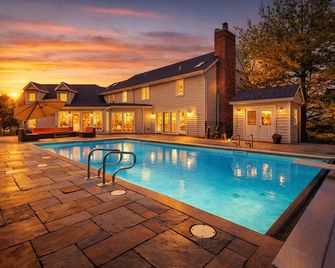 Lighthouse | 9br Resort · Pool · Arcade · Hot Tub - Saukville - Piscina